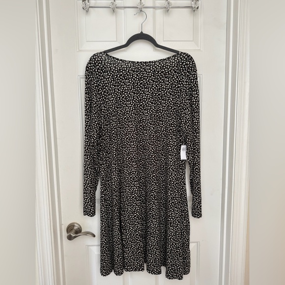 Old Navy Dresses & Skirts - Old Navy Black and White Floral Long Sleeve Dress